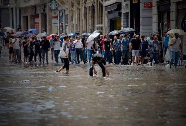 İstanbul'da yağan yağmur kenti göle çevirdi. Yağış sonrası İstiklal Caddesi'ni su bastı. Sosyal medyada İstiklal nehri yorumları yapıldı. İşte Cumhuriyet'ten Vedat Arık'ın objektifinden İstiklal Caddesi'nin yağmurla imtihanı...
