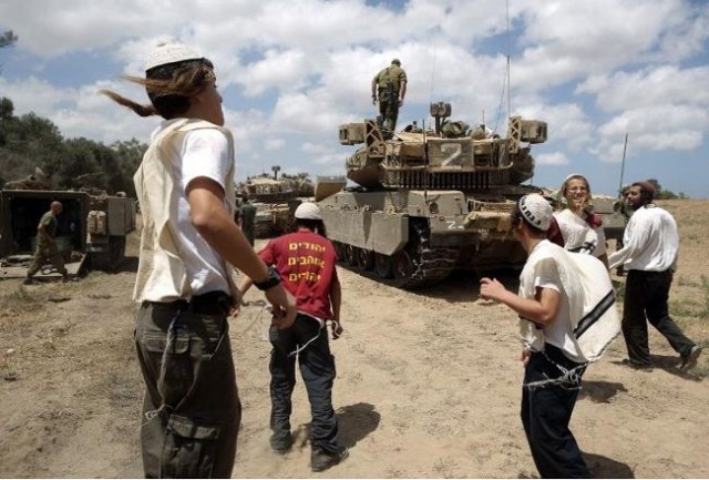İsrail, Gazze'ye operasyon yaptığından bu yana dün en büyük katliamı yaptı. İsrail askerleri Gazze'de katliam yaparken, aşırı sağcı İsrailliler ve askerler de sınırda tankların etrafında dans ederek, kutlama yaptı.
