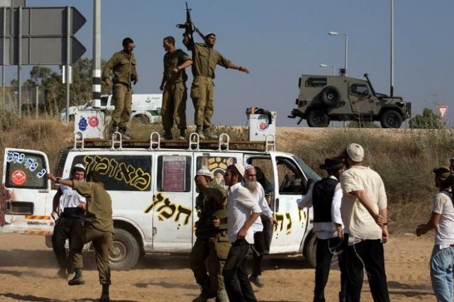 İsrail, Gazze'ye operasyon yaptığından bu yana dün en büyük katliamı yaptı. İsrail askerleri Gazze'de katliam yaparken, aşırı sağcı İsrailliler ve askerler de sınırda tankların etrafında dans ederek, kutlama yaptı.