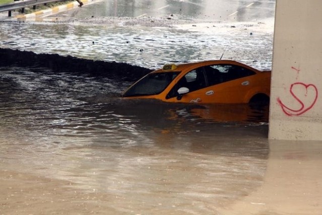 İSTANBUL YİNE AYNI: “ARAÇLAR SUYA GÖMÜLDÜ”
İstanbul Anadolu yakasında öğlen saatlerinde etkili olan sağanak yağış TEM otoyolu ve D-100 Karayolu'nda sürücülere zor anlar yaşattı. Ataşehir Barbaros Mahallesi Barbaros Caddesi üzerinde bulunan TEM bağlantı yolu alt geçidi yağış nedeniyle göle döndü. Göle dönen alt geçitte 3 araç suya gömüldü. Mahsur kalan sürücüler araçlarının üstüne çıkıp yardım beklemeye başladı. Bir otomobilde bulunan 2 kadın kendi olanaklarıyla aracın üstüne çıktı. İhbar üzerine olay yerine gelen belediye görevlileri ve itfaiye ekipleri harekete geçti. İki kadın belediye görevlileri, erkek sürücü ise itfaiye ekipleri tarafından kurtarıldı. Öte yandan D-100 Karayolu Tuzcuoğlu Alt Geçidi'nde araçlarını yol kenarına park edip yağmurun dinmesini bekledi. Alt geçitte uzun kuyruk oluştu.