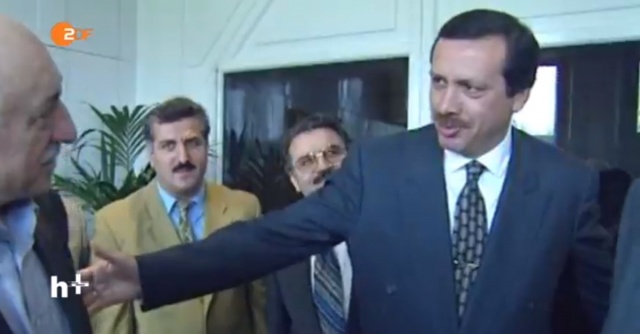 AKP Ankara Milletvekili Yalçın Akdoğan’ın, CHP lideri Kemal Kılıçdaroğlu’nun Cemaatçilerle toplantı yaptığına ilişkin yayımladığı fotoğrafa cevap niteliğinde bir fotoğraf da Alman İkinci Devlet Kanalı ZDF arşivinden çıktı. Şimdi Yalçın Akdoğan’ın bu fotoğrafa vereceği cevap bekleniyor. Bakalım ne diyecek? Soru, zor: Cumhurbaşkanı Recep Tayyip Erdoğan kimi öpüyor? Şimdiye kadar Türk medyasında görülmemiş olan bu karelerde Cumhurbaşkanı Recep Tayyip Erdoğan’ın ak saçlı birini öptüğü görülmekte. İlerleyen saniyelerde bu kişinin FETÖ terör örgütü başkanı sıfatıyla Amerika Birleşik Devletleri'nden iade edilmesi istenen Fethullah Gülen olduğu anlaşılıyor. Cumhurbaşkanı Recep Tayyip Erdoğan’ın İstanbul Büyükşehir Belediye Başkanı olduğu dönemde çekilmiş olduğu zannedilen bu karelerde Fethullah Gülen’i “sağlı sollu öptüğü” görülüyor.