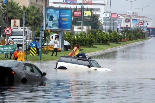 İSTANBUL YİNE AYNI: “ARAÇLAR SUYA GÖMÜLDÜ”
İstanbul Anadolu yakasında öğlen saatlerinde etkili olan sağanak yağış TEM otoyolu ve D-100 Karayolu'nda sürücülere zor anlar yaşattı. Ataşehir Barbaros Mahallesi Barbaros Caddesi üzerinde bulunan TEM bağlantı yolu alt geçidi yağış nedeniyle göle döndü. Göle dönen alt geçitte 3 araç suya gömüldü. Mahsur kalan sürücüler araçlarının üstüne çıkıp yardım beklemeye başladı. Bir otomobilde bulunan 2 kadın kendi olanaklarıyla aracın üstüne çıktı. İhbar üzerine olay yerine gelen belediye görevlileri ve itfaiye ekipleri harekete geçti. İki kadın belediye görevlileri, erkek sürücü ise itfaiye ekipleri tarafından kurtarıldı. Öte yandan D-100 Karayolu Tuzcuoğlu Alt Geçidi'nde araçlarını yol kenarına park edip yağmurun dinmesini bekledi. Alt geçitte uzun kuyruk oluştu.