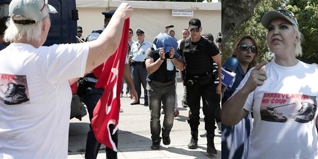FETÖ darbe girişiminin ardından Yunanistan'a kaçan sekiz darbeci asker, mahkemeye çıkarılmak üzere Dedeağaç adliyesine getirildi. Polis eşliğinde adliye binasına giren askerler yüzlerini kapatırken, ellerinin kelepçeli olduğu görüldü.
Tam bu esnada Türkiye’de özellikle sanat camiasında SİSİ olarak tanınan ve ünlülerin menajeri olarak bilinen Seyhan Soylu Türk bayrağı açarak askerlere "Hepiniz darbecisiniz. Katilsiniz!" diye bağırarak tepkisini gösterdi.
