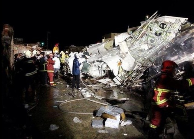 Transasia Havayolları'na ait uçak Tayvan'da acil iniş yaptı 51 kişi öldü, 7 kişi yaralandı. Fırtına sebebiyle iniş sırasında kaza geçiren ATR 72 tipi Transasia uçağında 58 yolcu bulunduğu kaydedildi. Kaohsiung - Makung seferini yapan uçağın bölgede etkili olan Matmo tayfunu sebebiyle acil iniş yaptığı sırada düştüğü bildirildi. Uçağın ilk denemesinde pisti pas geçtiği ikinci denemede ise kazanın gerçekleştiği belirtilirken uçağın kaptan pilotunun 60 yaşında Lee Yi-liang, ikinci pilotunun ise 39 yaşındaki Chiang Kuan-hsing olduğu ifade edildi.