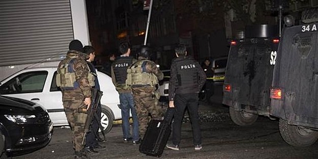 İSTANBUL'DA HÜCREEVİNE OPERASYON: '2 TERORİST ÖLÜ, 4 POLİS YARALI'